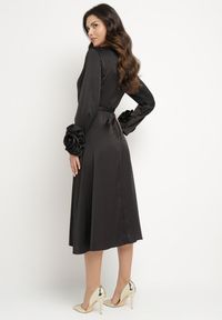 Born2be - Czarna Sukienka Wieczorowa Ozdobiona Paskiem i Kwiatami 3D Temarita. Kolor: czarny. Wzór: aplikacja, kwiaty. Styl: wizytowy #5