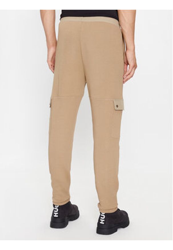 Hugo Spodnie dresowe 50493044 Beżowy Relaxed Fit. Kolor: beżowy. Materiał: bawełna