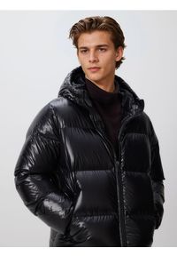 Reserved - Puchowa kurtka z kapturem - czarny. Typ kołnierza: kaptur. Kolor: czarny. Materiał: puch #1