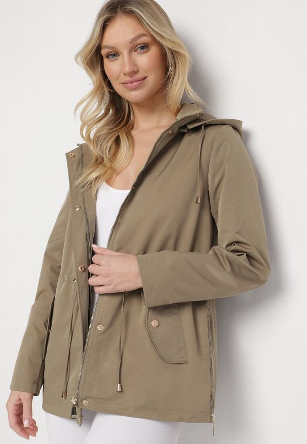 Born2be - Zielona Kurtka Parka z Odpinanym Kapturem i Ozdobnymi Suwakami Velotia. Okazja: na co dzień. Kolor: zielony. Materiał: jeans, koronka. Długość rękawa: długi rękaw. Długość: długie. Wzór: koronka. Styl: casual, elegancki, klasyczny