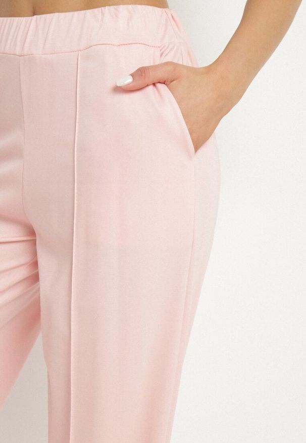 Born2be - Jasnoróżowe Szerokie Spodnie z Wiskozą w Kant Silhiris. Okazja: do pracy. Kolor: różowy. Materiał: wiskoza. Styl: elegancki, klasyczny