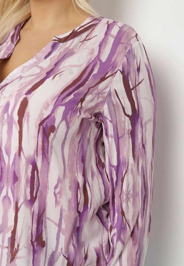 Born2be - Fioletowa Wiskozowa Koszula w Abstrakcyjny Wzór Bez Kołnierzyka Olireria. Okazja: na co dzień. Typ kołnierza: bez kołnierzyka. Kolor: fioletowy. Materiał: wiskoza. Styl: casual, elegancki