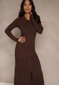 Renee - Brązowa Sweterkowa Sukienka z Wiskozy Ozdobiona Kołnierzykiem i Guzikami Deliavella. Kolor: brązowy. Materiał: wiskoza. Wzór: aplikacja #2