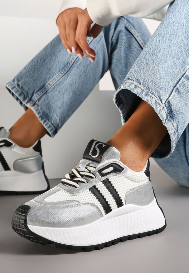 Renee - Biało-Srebrne Sneakersy Vices na Platformie z Metalicznymi Paskami Lenela. Okazja: na spacer. Zapięcie: pasek. Kolor: biały. Materiał: jeans. Obcas: na platformie. Sport: turystyka piesza