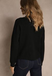 Renee - Czarny Gładki Golf Casual Raliana. Okazja: na co dzień. Typ kołnierza: golf. Kolor: czarny. Materiał: skóra, jeans. Długość rękawa: długi rękaw. Długość: długie. Wzór: gładki. Styl: casual