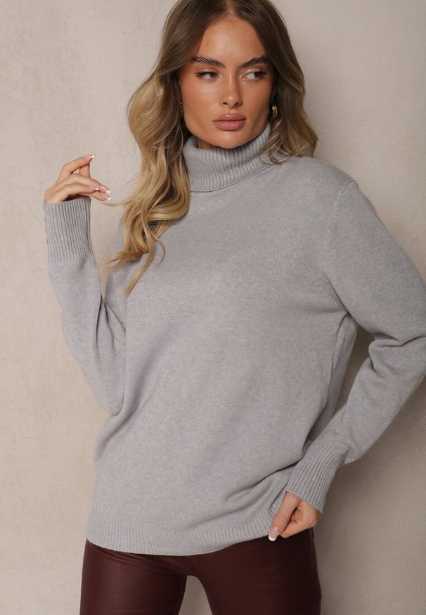 Renee - Szary Pudełkowy Golf z Wiskozą Ozdobiony Guzikami przy Rękawach Tiarose. Okazja: na co dzień. Typ kołnierza: golf. Kolor: szary. Materiał: wiskoza. Wzór: aplikacja. Styl: elegancki, casual