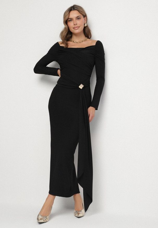 Born2be - Czarna Dopasowana Sukienka z Ozdobnym Marszczeniem Trenem i Rozcięciem Alutria. Okazja: na wesele, na co dzień, na ślub cywilny. Kolor: czarny. Długość rękawa: długi rękaw. Typ sukienki: dopasowane. Styl: casual