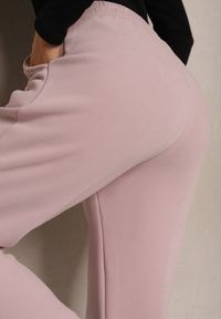 Renee - Jasnofioletowe Spodnie Dresowe Ocieplone z Bawełny High Waist Ozdobione Aplikacją Rianila. Okazja: na co dzień. Stan: podwyższony. Kolor: fioletowy. Materiał: dresówka, bawełna. Długość: do kostek. Wzór: aplikacja. Styl: casual