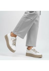 Białe Sneakersy Filippo Modne Buty Damskie. Okazja: na co dzień. Zapięcie: sznurówki. Kolor: biały. Materiał: jeans, skóra. Szerokość cholewki: normalna. Obcas: na platformie #2