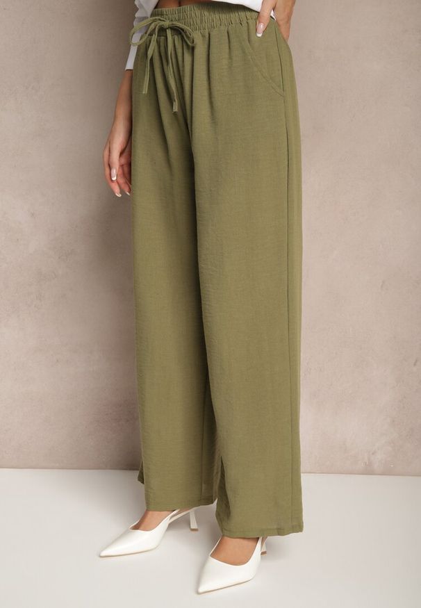 Renee - Zielone Szerokie Spodnie Palazzo High Waist z Ozdobnym Wiązaniem Arandiel. Okazja: na co dzień. Stan: podwyższony. Kolor: zielony. Materiał: jedwab. Styl: casual, wizytowy, street