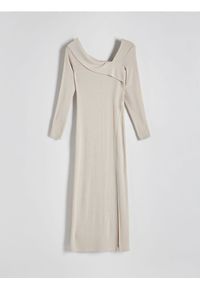 Reserved - Dzianinowa sukienka z asymetrycznym dekoltem - beżowy. Kolor: beżowy. Materiał: dzianina. Typ sukienki: asymetryczne #1