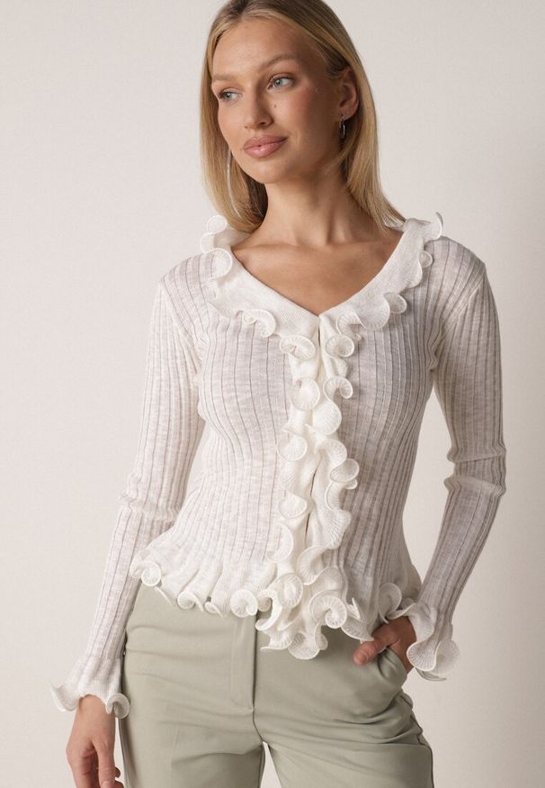 Born2be - Biała Prążkowana Bluzka z Wiskozą Ozdobiona Falbanami Pronasia. Okazja: na co dzień. Kolor: biały. Materiał: prążkowany, wiskoza. Wzór: aplikacja. Styl: casual, elegancki, klasyczny