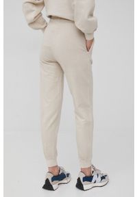 Lyle & Scott spodnie dresowe damskie kolor beżowy gładkie. Stan: podwyższony. Kolor: beżowy. Materiał: dresówka. Wzór: gładki
