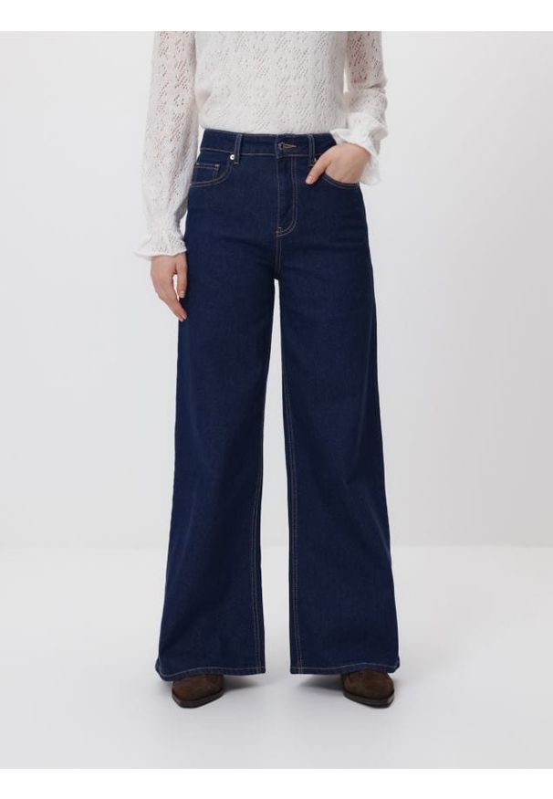 Reserved - Jeansy wide leg - granatowy. Kolor: niebieski