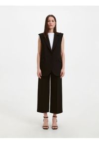 Reserved - Eleganckie spodnie z kantem - czarny. Kolor: czarny. Materiał: poliester, tkanina. Wzór: gładki. Styl: elegancki #1