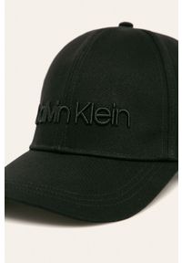 Calvin Klein - Czapka. Kolor: czarny. Materiał: tkanina, bawełna. Wzór: aplikacja #2