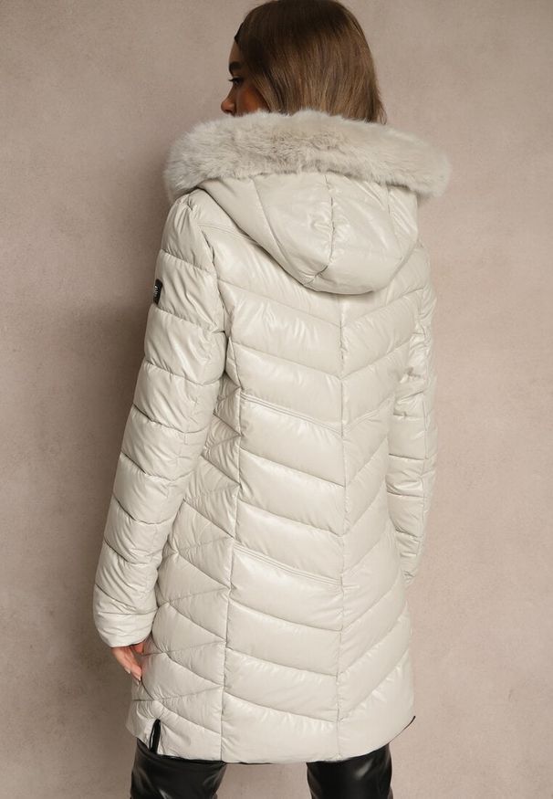 Renee - Biała Taliowana Kurtka z Pikowanymi Przeszyciami i Kapturem z Futrem Nalidea. Okazja: na co dzień. Typ kołnierza: golf. Kolor: biały. Materiał: futro. Styl: casual