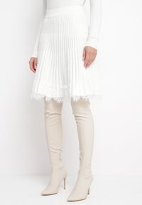 Born2be - Biała Mini Spódnica z Gumką w Pasie z Koronką Cales. Okazja: na co dzień. Kolor: biały. Materiał: koronka. Wzór: koronka. Styl: casual #1