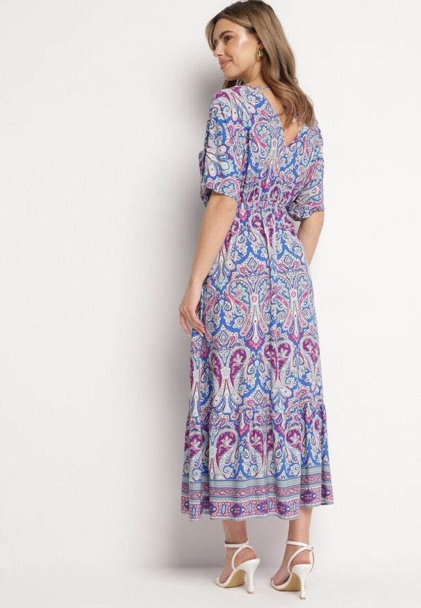 Born2be - Niebiesko-Fuksjowa Sukienka Maxi z Wiskozy w Stylu Boho z Wzorem Paisley i Gumką w Pasie Naroli. Okazja: na spacer, na co dzień. Typ kołnierza: dekolt w kształcie V. Kolor: niebieski. Materiał: wiskoza. Wzór: paisley. Sezon: lato. Styl: boho. Długość: maxi