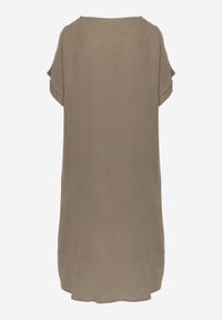 Born2be - Ciemnobeżowa Pudełkowa Sukienka z Lnem i Wiskozą Zdobiona Metalicznym Guzikiem Phisoth. Okazja: do pracy, na co dzień, na spotkanie biznesowe. Kolekcja: plus size. Kolor: beżowy. Materiał: wiskoza, len. Wzór: aplikacja. Sezon: lato. Typ sukienki: proste, dla puszystych. Styl: elegancki, biznesowy, casual #6