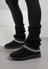 Born2be - Czarne Wsuwane Śniegowce z Imitacji Zamszu Zdobione Haftem i Futerkiem Zetesse. Okazja: na co dzień. Zapięcie: bez zapięcia. Kolor: czarny. Materiał: zamsz, futro. Wzór: haft, aplikacja. Sezon: zima. Styl: casual, elegancki #4