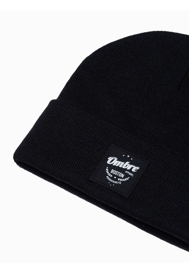 Ombre Clothing - Czapka męska z naszywką H103 - czarna - uniwersalny. Kolor: czarny. Materiał: dzianina, akryl, prążkowany. Wzór: aplikacja