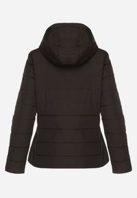 Born2be - Czarna Przejściowa Kurtka z Pikowanymi Przeszyciami i Odpinanym Kapturem Olunea. Okazja: na co dzień, na spacer. Kolor: czarny. Materiał: poliester, jeans. Styl: casual, elegancki #6