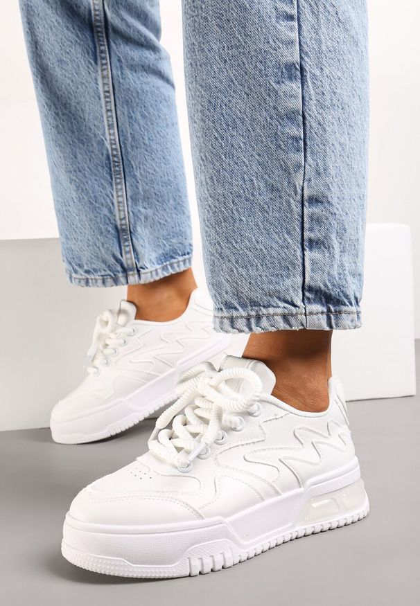Renee - Białe Sneakersy z Szerokimi Sznurowadłami Ozdobione Tłoczeniami i Wstawką przy Podeszwie Ulares. Nosek buta: okrągły. Zapięcie: sznurówki. Kolor: biały. Materiał: materiał. Wzór: aplikacja. Obcas: na obcasie. Wysokość obcasa: niski