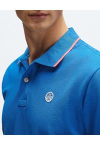 North Sails - NORTH SAILS - Niebieska koszulka polo z naszywanym logo. Typ kołnierza: polo. Kolor: niebieski. Materiał: bawełna. Wzór: haft #6