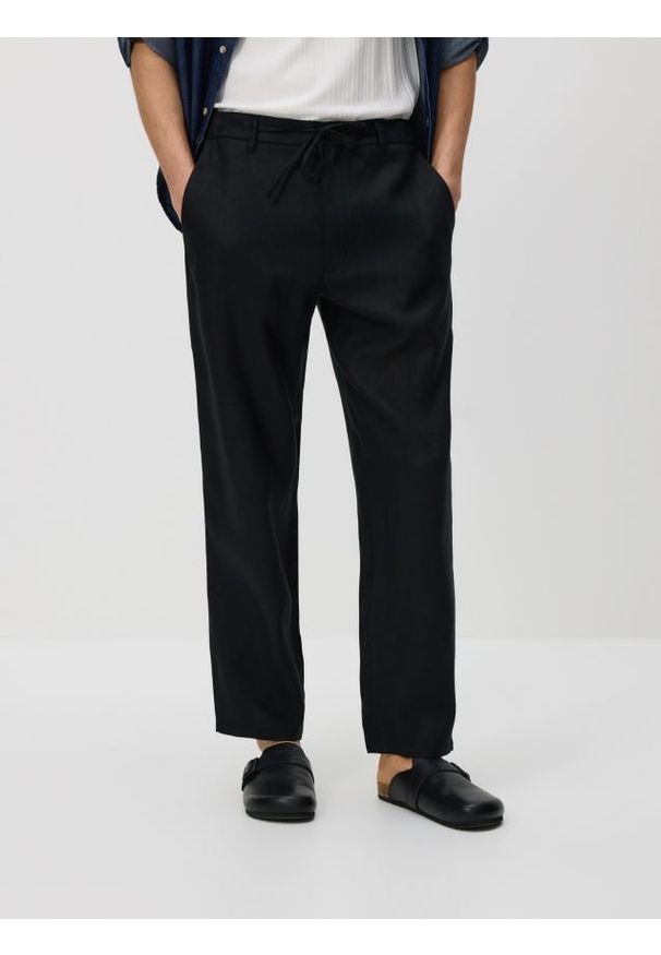 Reserved - Lniane spodnie chino straight - czarny. Kolor: czarny. Materiał: len