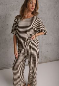Renee - Beżowo-Brązowy Komplet Oversize Stylizowany na Dziergany T-shirt i Luźne Spodnie w Paski Relorin. Kolor: beżowy. Materiał: dziergany. Wzór: paski #1