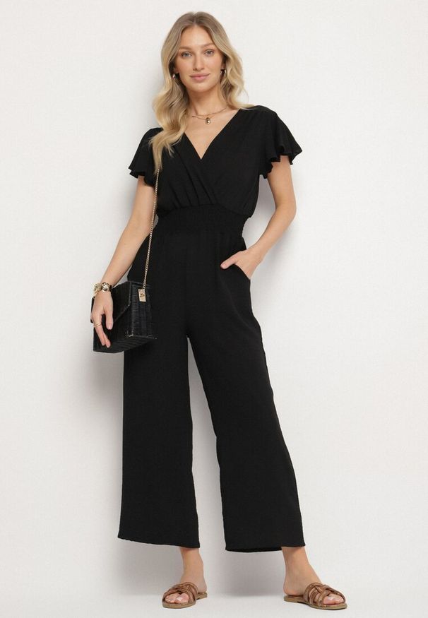 Born2be - Czarny Kombinezon z Kopertowym Dekoltem i Szeroką Gumką w Pasie Evimevi. Okazja: na co dzień. Kolor: czarny. Długość rękawa: krótki rękaw. Długość: krótkie. Styl: casual
