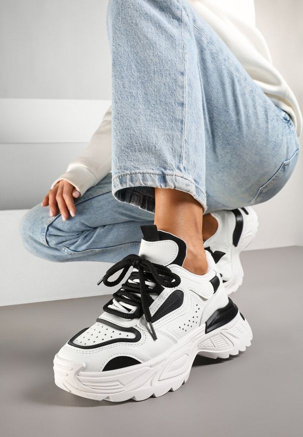 Born2be - Biało-Czarne Sneakersy na Grubej Podeszwie z Tłoczeniami Lilasea. Okazja: na co dzień. Kolor: biały. Materiał: jeans. Wzór: aplikacja. Obcas: na platformie