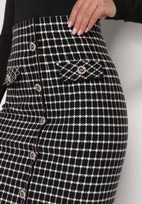 Born2be - Czarno-Biała Ołówkowa Tweedowa Spódnica w Kraciasty Wzór z Guzikami Anitusa. Okazja: na co dzień. Kolor: czarny. Materiał: jeans. Styl: klasyczny, casual, elegancki #6