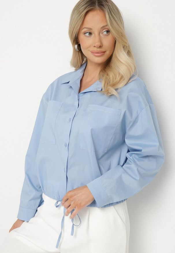 Born2be - Niebieska Bawełniana Koszula Ozdobiona Wiązaniem Zolmio. Okazja: na co dzień. Kolor: niebieski. Materiał: bawełna. Wzór: aplikacja. Styl: elegancki, casual, klasyczny, retro