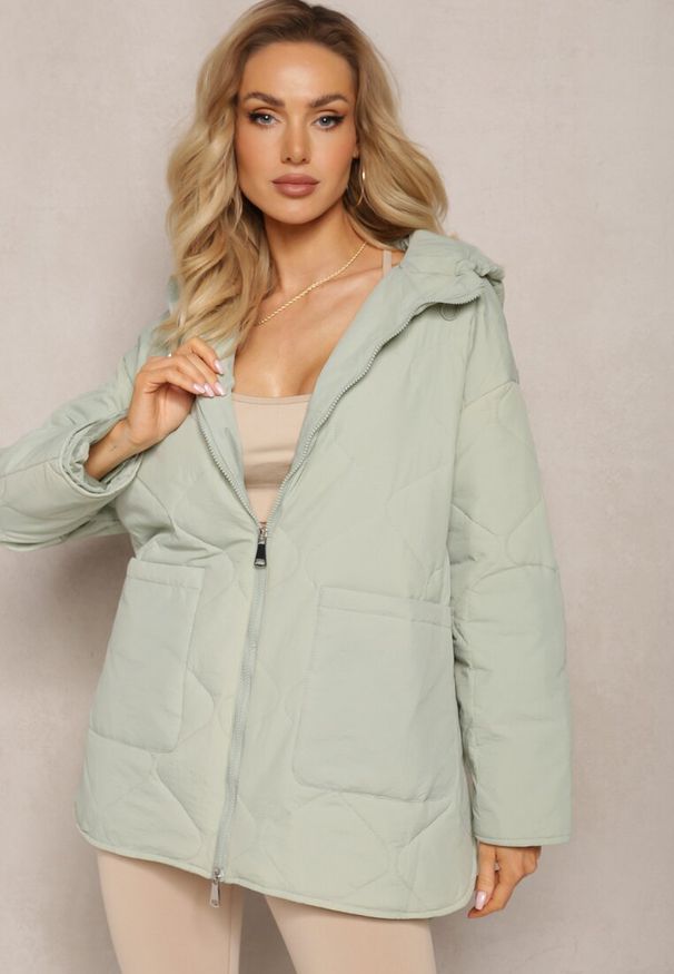 Renee - Miętowa Pikowana Kurtka o Fasonie Oversize z Kapturem i Naszytymi Kieszeniami Gomella. Typ kołnierza: kaptur. Kolor: miętowy. Wzór: aplikacja