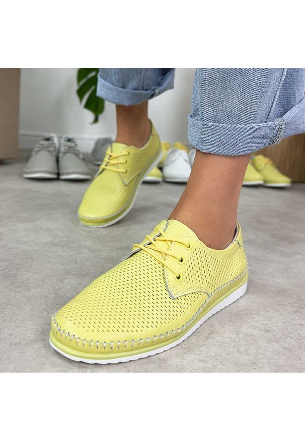 Cytrynowe skórzane ażurowe półbuty damskie T.Sokolski W26-01. Okazja: na spacer, na co dzień. Nosek buta: okrągły. Kolor: żółty. Materiał: skóra. Szerokość cholewki: normalna. Wzór: ażurowy. Sezon: wiosna, lato. Styl: casual, elegancki