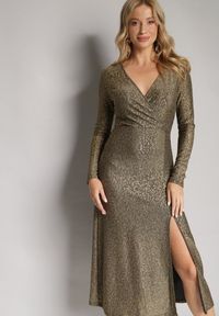 Born2be - Złota Kopertowa Midi Sukienka z Metaliczną Nicią i Rozcięciem Nivera. Typ kołnierza: dekolt kopertowy. Kolor: złoty. Typ sukienki: kopertowe. Długość: midi #3