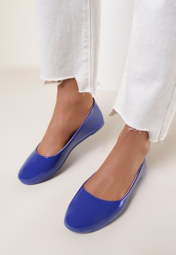 Renee - Niebieskie Balerinki Nysaxise. Nosek buta: okrągły. Kolor: niebieski. Materiał: lakier. Wzór: jednolity. Obcas: na płaskiej podeszwie