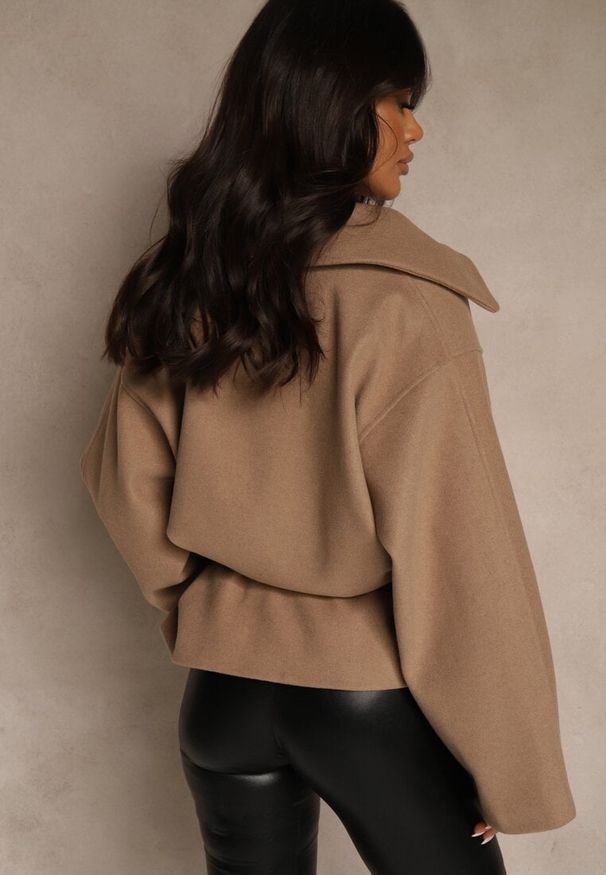 Renee - Beżowy Pudełkowy Krótki Płaszcz z Wiskozą z Wiązanym Paskiem i Kołnierzykiem Tusainea. Kolor: beżowy. Materiał: wiskoza. Długość: krótkie