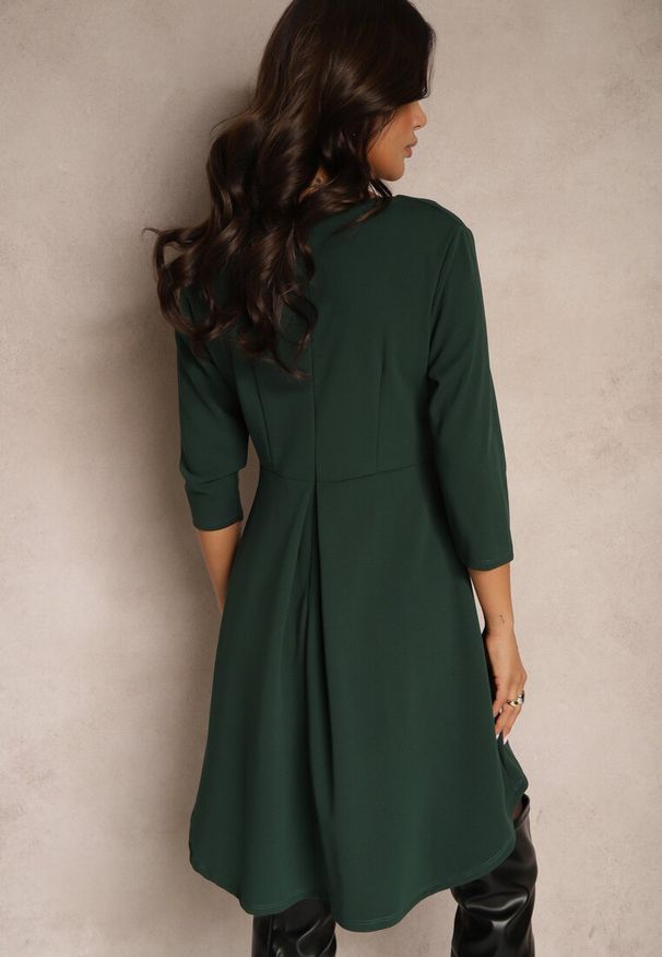 Renee - Zielona Sukienka o Trapezowym Kroju z Dłuższym Tyłem Gemivra. Okazja: na co dzień, na spacer. Kolor: zielony. Typ sukienki: trapezowe. Styl: klasyczny, casual