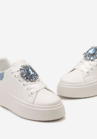 Born2be - Biało-Niebieskie Sneakersy na Platformie z Perforacją i Ozdobnym Kamieniem Dilhela. Nosek buta: okrągły. Zapięcie: sznurówki. Kolor: biały. Materiał: materiał. Obcas: na platformie. Wysokość obcasa: niski #6