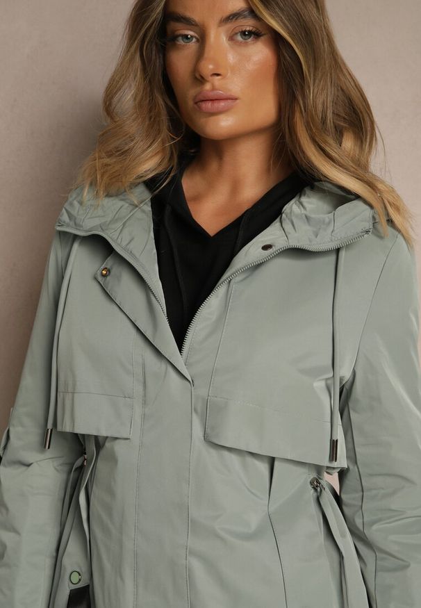 Renee - Zielona Kurtka Typu Parka z Kapturem o Klasycznym Kroju Tulania. Okazja: na co dzień, na spacer. Typ kołnierza: kaptur. Kolor: zielony. Materiał: jeans. Styl: klasyczny