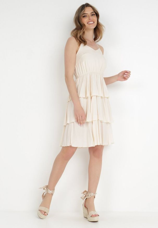 Born2be - Beżowa Sukienka z Wiskozy Kephassa. Typ kołnierza: kołnierz z falbankami. Kolor: beżowy. Materiał: wiskoza. Długość rękawa: na ramiączkach. Wzór: aplikacja. Typ sukienki: rozkloszowane. Styl: klasyczny