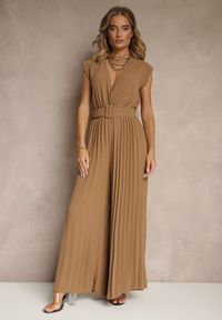 Renee - Ciemnobeżowy Kopertowy Kombinezon Wide Leg Zdobiony Plisami i Paskiem z Klamrą Salirella. Kolor: beżowy. Materiał: tkanina. Wzór: aplikacja. Sezon: lato