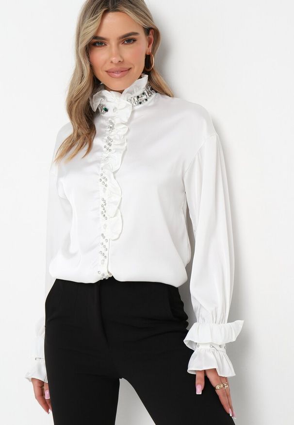 Born2be - Biała Koszula z Satynowej Tkaniny ze Stójką i Falbankami oraz Cyrkoniami Odello. Typ kołnierza: kołnierz z falbankami, kołnierzyk stójkowy. Kolor: biały. Materiał: tkanina, satyna. Wzór: aplikacja