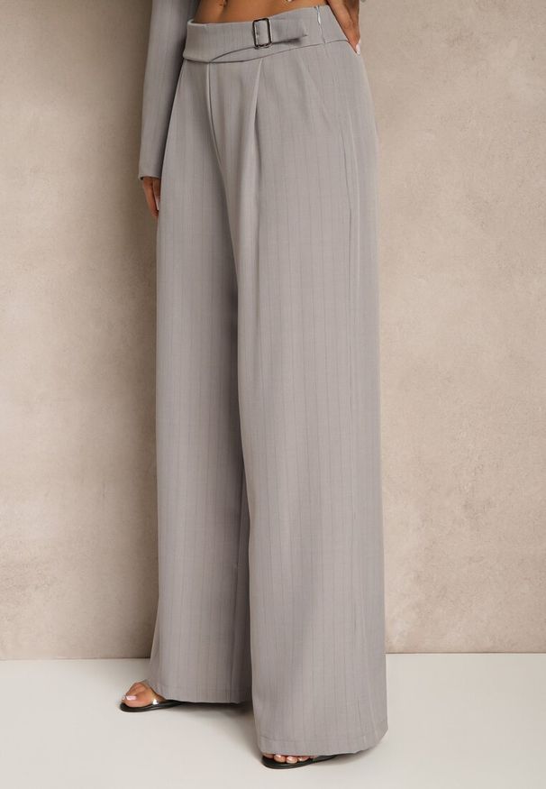 Renee - Szare Szerokie Spodnie Garniturowe z Wiskozą Ozdobione Paskiem Ellilara. Okazja: na spotkanie biznesowe, na co dzień. Kolor: szary. Materiał: wiskoza. Wzór: aplikacja. Styl: elegancki, casual, klasyczny, biznesowy