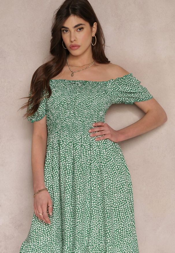 Renee - Zielona Sukienka Midi o Fasonie Bawełnianej Hiszpanki Nairo. Okazja: na co dzień. Typ kołnierza: dekolt hiszpanka. Kolor: zielony. Materiał: bawełna. Styl: elegancki, casual. Długość: midi