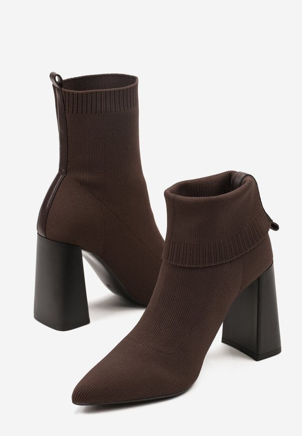 Renee - Brązowe Botki Vices na Geometrycznym Słupku ze Skarpetową Cholewką Falunelle. Okazja: na co dzień. Kolor: brązowy. Materiał: jeans. Szerokość cholewki: normalna. Wzór: geometria. Obcas: na słupku. Styl: casual, elegancki, street