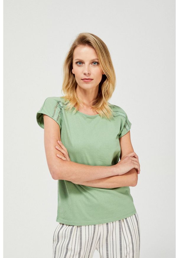 MOODO - T-shirt z ażurowym zdobieniem. Materiał: koronka, bawełna, poliester. Długość rękawa: krótki rękaw. Długość: krótkie. Wzór: aplikacja, ażurowy. Styl: klasyczny